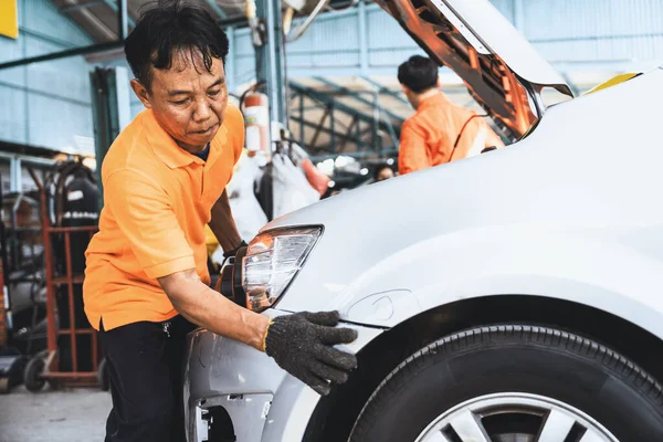 Geschoolde Technicus Maken Renovatie Van Carrosserie Automotive Car Service Vervangen — Stockfoto