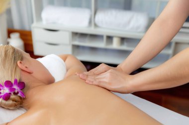 Kafkasyalı kadın müşteri stres önleyici spa masajının keyfini çıkarıyor ve lüks otel ya da oteldeki gündüz açık ortam güzellik salonunda güzellik teniyle eğleniyor. Sessiz.