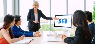 Model e-ticaret için SEO arama motoru optimizasyonu ve bilgisayar ekranında gösterilen çevrimiçi perakende işi
