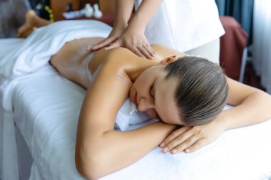 Kafkasyalı kadın müşteri stres önleyici spa masajının keyfini çıkarıyor ve lüks otel ya da oteldeki gündüz açık ortam güzellik salonunda güzellik teniyle eğleniyor. Sessiz.