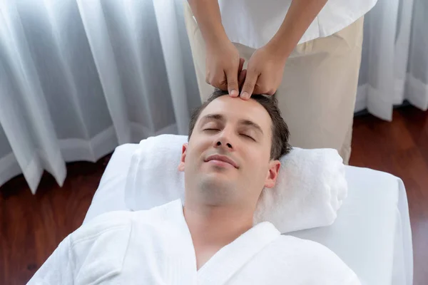 Homme Caucasien Appréciant Relaxant Massage Tête Stress Dorloter Beauté Faciale — Photo