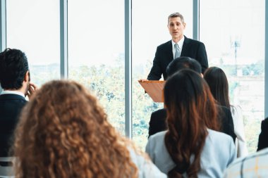 Bir grup iş adamı seminer konferansında toplanıyor. Seyirciler, çalışanların eğitim seanslarındaki eğitmenleri dinliyor. Uzman konuşmacı ile ofis çalışanları toplantısı. Jivy
