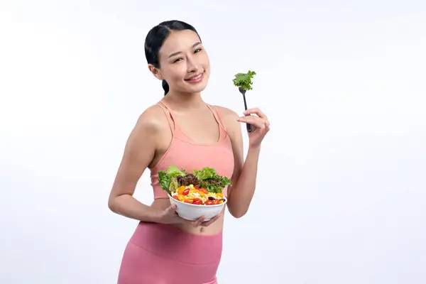 Mladá Sportovní Asijská Žena Sportovním Oblečení Drží Salátovou Mísu Naplněnou — Stock fotografie