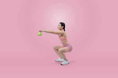 Dinç, enerjik bir kadın izole edilmiş arka planda ağırlık kaldırma egzersizi yapıyor. Genç atletik Asyalı kadın dayanıklılığı ve dayanıklılık eğitimi rutin vücut egzersizi..