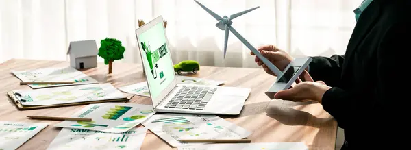 绿色公司的商务人士计划采用环保环保和环保的方法 减少二氧化碳排放 并在会议室实施零排放政策 同时在笔记本电脑屏幕上显示环保理念 开拓性的 — 图库照片