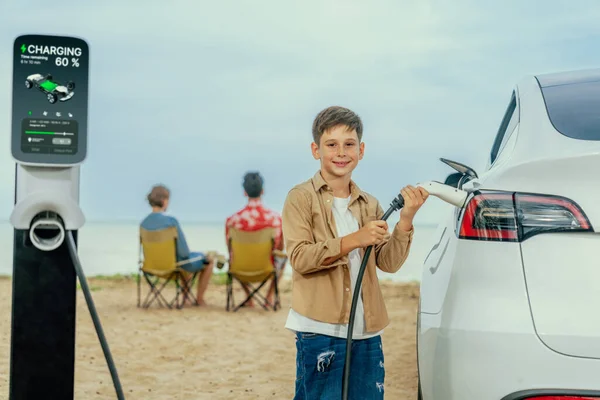 Rodzinny Wyjazd Wakacyjny Podróżujący Przez Plażę Elektrycznym Samochodem Mały Chłopiec — Zdjęcie stockowe