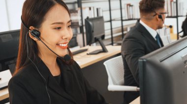 Ofiste çalışan kulaklık takan işadamları uzak müşteri ya da meslektaşlarını desteklemek için çalışıyorlar. Çağrı merkezi, tele pazarlama, müşteri destek acentesi telefon görüşmesinde hizmet sağlıyor. Jivy