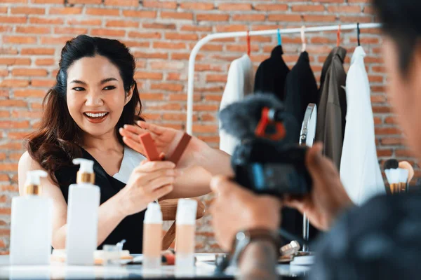 Asian Woman Influencer Shoot Live Streaming Vlog Vídeo Revisão Maquiagem — Fotografia de Stock