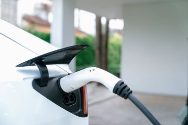 Elektrikli taşıt teknolojisi konut alanı ya da EV akü şarjı için ev şarj istasyonu olarak kullanılır. Gelecekteki çevre için temiz ve sürdürülebilir enerji ile çevre dostu ulaşım. Eşzamanlama