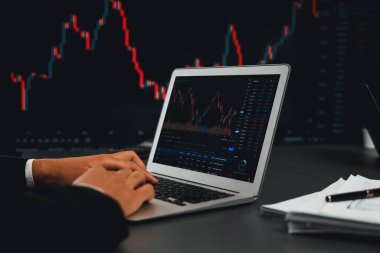 Menkul kıymetler borsası yatırımcısı karlı ticaret için dinamik finansal veri grafiğini izliyor. Borsa alım-satım şirketine ait verileri analiz eden analitik düşünen bir işadamı ya da aracı. Önde.