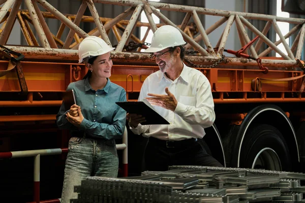 厂长检查工业钢铁机械 并监督和加强金属材料产品的质量控制过程 — 图库照片