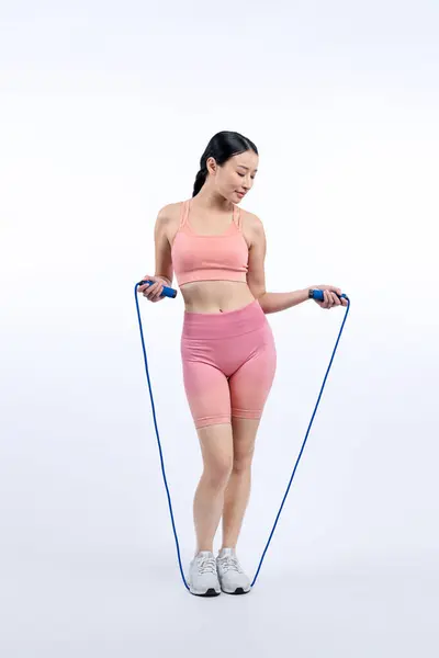 Jovem Mulher Asiática Enérgica Sportswear Com Salto Pulando Roupão Posando — Fotografia de Stock