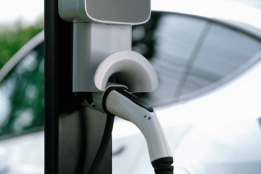 Platform enerji sosunu şarj etmek için şarj prizi takılı EV şarj istasyonu kapatıldı. Daha iyi bir gelecek için çevre dostu EV araba için alternatif temiz ve sürdürülebilir enerji. Eşzamanlama