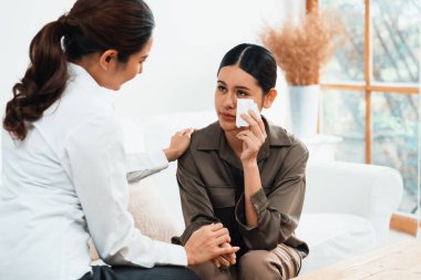 Ruh sağlığı için psikolog, depresyon ya da yaşam başarısızlığından sonra keder tedavisi gören üzgün bir kadın. Hayal kırıklığına uğramış genç bir kadın klinikteki duygular hakkında bir psikologla konuşuyor.