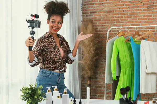 Frauen Influencer Drehen Live Streaming Vlog Video Review Kleidung Entscheidend — Stockfoto