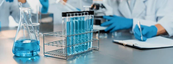약물이나 항생제를 연구하는 과학자의 배경에 실험실의 테스트 생화학 실험실 네오테릭은 — 스톡 사진