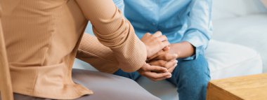 Depresyondaki hastayı neşelendirmek için destekleyici ve rahatlatıcı elleri yakın çekim ya da önemli empati ile stres zihin