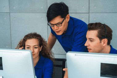 Ofiste çalışan kulaklık takan işadamları uzak müşteri ya da meslektaşlarını desteklemek için çalışıyorlar. Çağrı merkezi, tele pazarlama, müşteri destek acentesi telefon görüşmesinde hizmet sağlıyor. Jivy