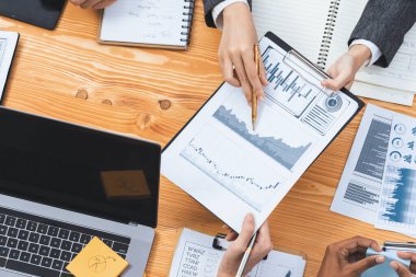 Analist ekibiyle düz görünüm çalışma alanı ahşap masası işletme stratejisi planlamak için BI gösterge paneli verilerini kullanın. İş adamları pazarlama göstergesi olarak FIntech 'in veri analizini kullanır. Uyum