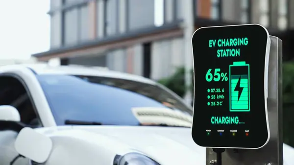 电动汽车充电站显示电动汽车的电池状态接口 以清洁能源作为绿色城市的典范 替代能源可持续利用的技术进步 仔细阅读 — 图库照片