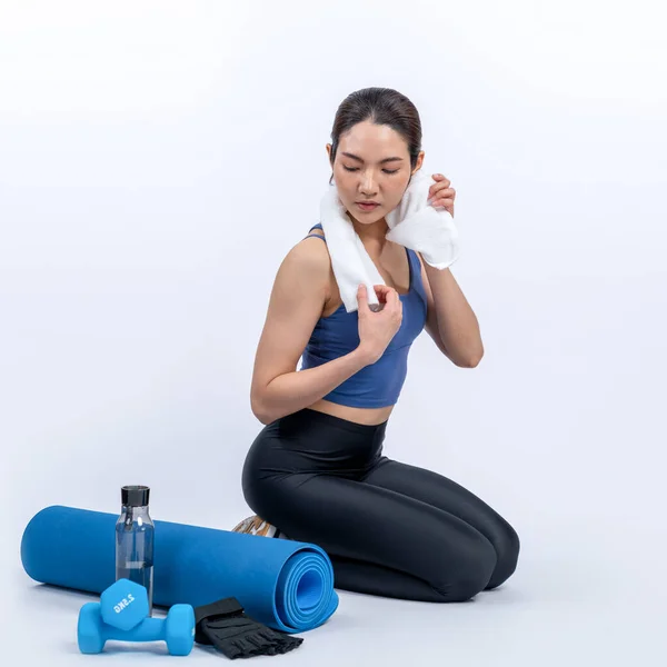 Sportowa Wysportowana Azjatycka Kobieta Odpoczywająca Intensywnym Treningu Wytrzymałościowym Zdrowe Ćwiczenia — Zdjęcie stockowe