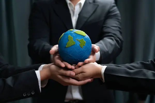 Najlepiej Postrzegać Ludzi Biznesu Utrzymujących Ziemię Synergii Jako Budowanie Zespołu — Zdjęcie stockowe
