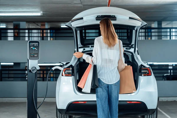 Junge Frau Fährt Mit Elektroauto Zum Parkplatzladen Eines Einkaufszentrums Der — Stockfoto