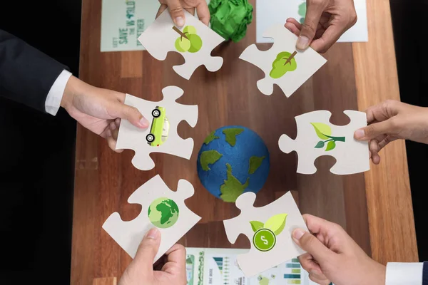 顶级企业集团持有生态图标拼图拼图在全球各地作为生态企业的社区责任和绿色地球的可持续解决方案 好奇怪 — 图库照片