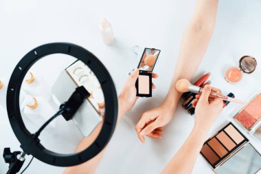 Güzellik blogcusunun ya da nüfuzlu kişinin üst görünümü çevrimiçi canlı yayın platformunda sosyal medya pazarlamasını ya da öğretim elemanlarını görüntüler.