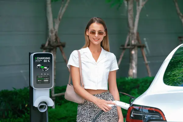 Genç Bir Kadın Yazın Yeşil Sürdürülebilir Şehir Bahçesinde Elektrikli Arabasıyla — Stok fotoğraf