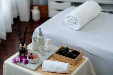 Lüks spa merkezindeki kaplıca masasında güzellik ve güzellik salonu aksesuarları. Spa masajı ve eğlence arka planı konsepti. Sessiz.