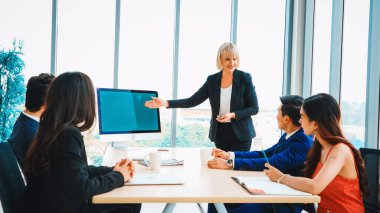 Konferans odasındaki iş adamları yeşil ekran krom anahtar televizyonlu ya da ofis masasında bilgisayar olan kişiler. Çeşitli iş adamları ve iş kadınları video konferansında görüşüyorlar. Jivy