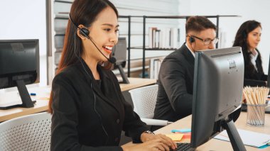 Ofiste çalışan kulaklık takan işadamları uzak müşteri ya da meslektaşlarını desteklemek için çalışıyorlar. Çağrı merkezi, tele pazarlama, müşteri destek acentesi telefon görüşmesinde hizmet sağlıyor. Jivy