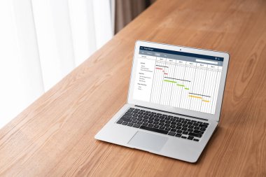 Ekip projesinin zaman çizelgesini gösteren bilgisayar ekranında, modern iş projesi yönetimi için proje planlama yazılımı