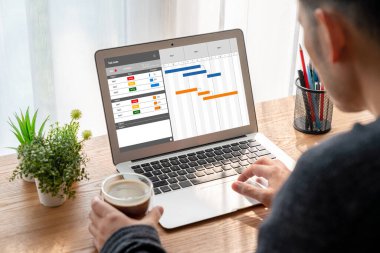 Ekip projesinin zaman çizelgesini gösteren bilgisayar ekranında, modern iş projesi yönetimi için proje planlama yazılımı