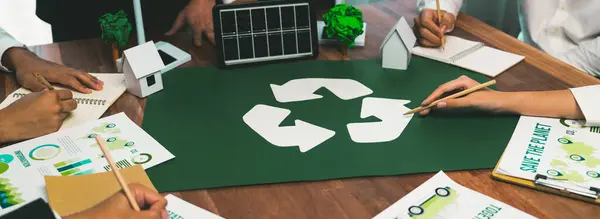 商务人士在办公室内规划和讨论回收减少再利用的政策标志 具有无害生态废物管理法规概念的绿色商业公司 — 图库照片