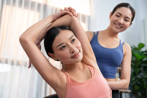 Mujer Asiática Ropa Deportiva Haciendo Ejercicio Yoga Alfombra Fitness Con — Foto de Stock