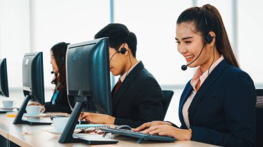 Ofiste çalışan kulaklık takan işadamları uzak müşteri ya da meslektaşlarını desteklemek için çalışıyorlar. Çağrı merkezi, tele pazarlama, müşteri destek acentesi telefon görüşmesinde hizmet sağlıyor. Jivy