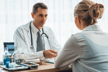 Profesyonel üniformalı doktor hastanedeki ya da klinikteki hastayı muayene ediyor. Sağlık, tıbbi ve doktor servis konsepti. Jivy