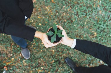 Fabrikayı, kurumsal sosyal sorumluluk üzerine kurulmuş, CO2 emisyonunu azaltan, uygun ortamı koruyan ve ESG ilkesini benimseyen eko şirketi kavramı olarak gören üst düzey iş adamları. Döngü