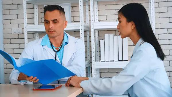 Médico Uniforme Profesional Examinando Paciente Hospital Clínica Médica Concepto Servicio —  Fotos de Stock
