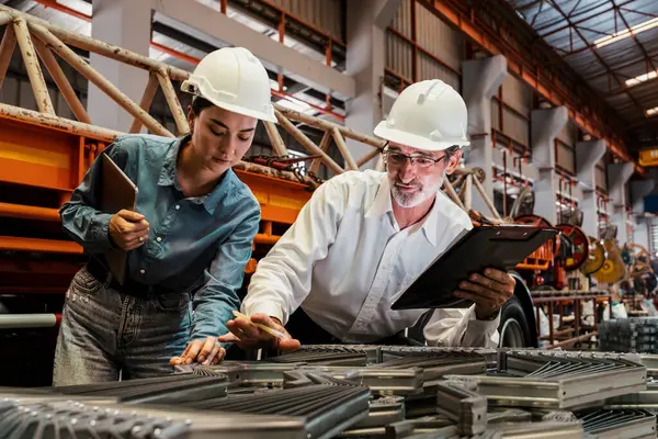 Kierownik Zakładu Produkcji Wyrobów Metalowych Nadzoruje Najwyższą Jakość Konstrukcji Metalowych — Zdjęcie stockowe
