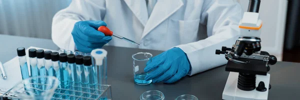 Bilimadamları Tıbbi Laboratuvarda Kimyasal Deneyler Yapıyor Aşı Ilacı Veya Antibiyotik — Stok fotoğraf