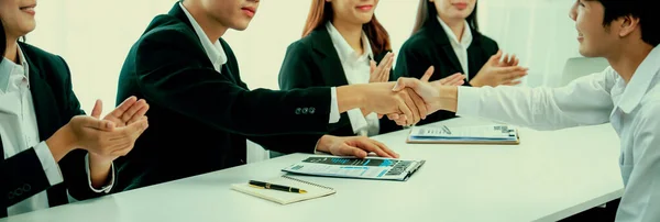 商界人士在会议桌前集体握手 面试成功或达成成功的商业谈判协议 — 图库照片