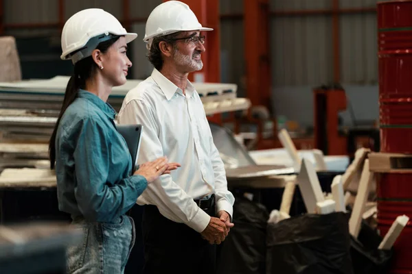 工場マネージャーまたはエグゼクティブは 金属工場見学を訪問し エンジニアリング検査監督として重鋼産業機械ショーケースリーダーシップ品質を検査します 実行する — ストック写真