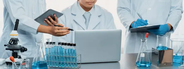 Gruppen Hängivna Forskare Utför Kemiska Experiment Och Forskning Medicinska Labb — Stockfoto