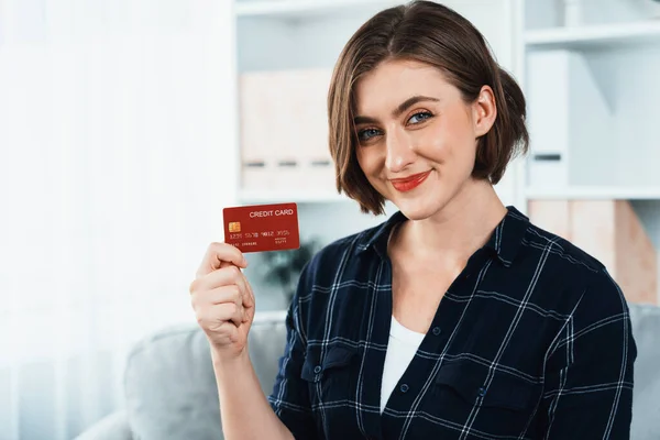Genç Mutlu Kadın Internetten Alışveriş Yaparak Ürün Satın Alırken Aynı — Stok fotoğraf