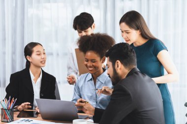 Mutlu iş adamları birlikte çalışır, şirket ofisinde tartışırlar. Profesyonel ve çeşitlilik takım çalışması iş planını bilgisayarda tartışır. Modern çok kültürlü ofis çalışanı. Uyum