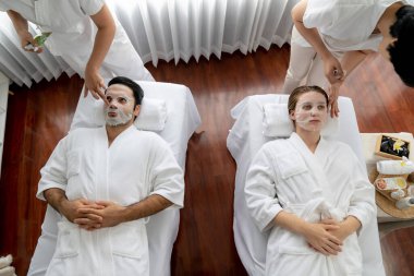 Kaplıca salonunun sakin, modern gündüz atmosferi, birkaç müşteri yüz maskesi takarak kendini yenilemeye çalışıyor. Yüz bakımı ve güzellik kozmetolojisi prosedürü. Sessiz.