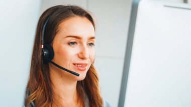 Ofiste çalışan kulaklık takan işadamları uzak müşteri ya da meslektaşlarını desteklemek için çalışıyorlar. Çağrı merkezi, tele pazarlama, müşteri destek acentesi telefon görüşmesinde hizmet sağlıyor. Jivy